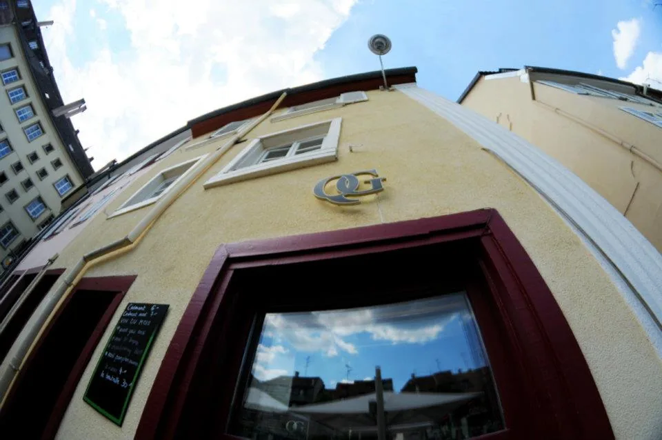 La façade du QG et son enseigne dorée