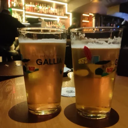 Deux pintes au comptoir du QG