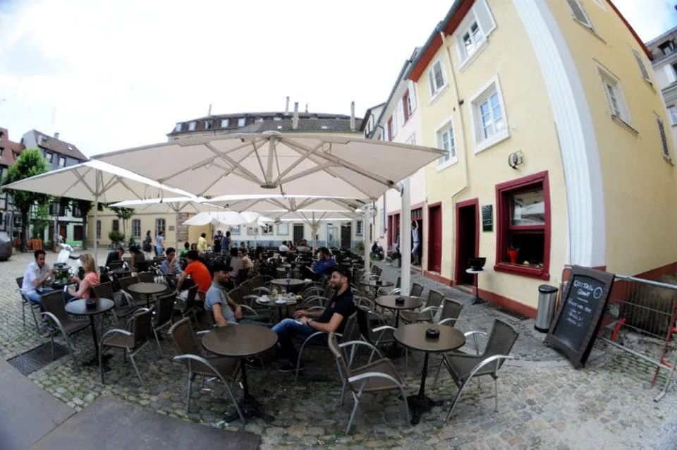 Les parasols blancs de la terrasse, place du Marché-Gayot